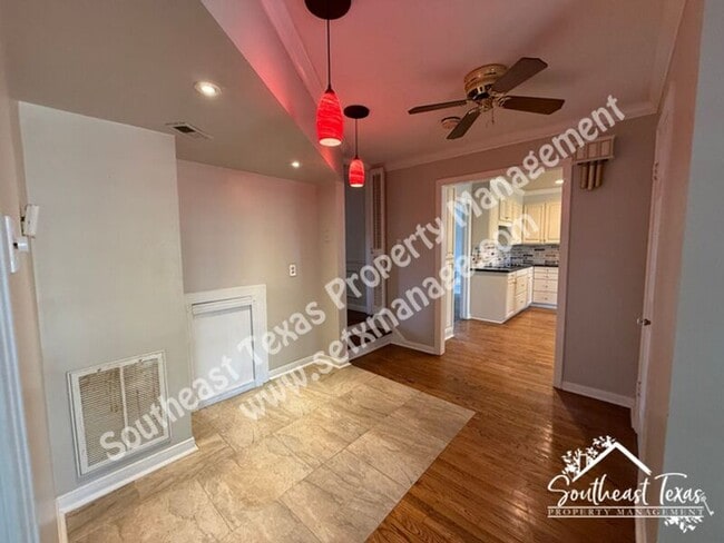 Photo - 2465 Gladys St