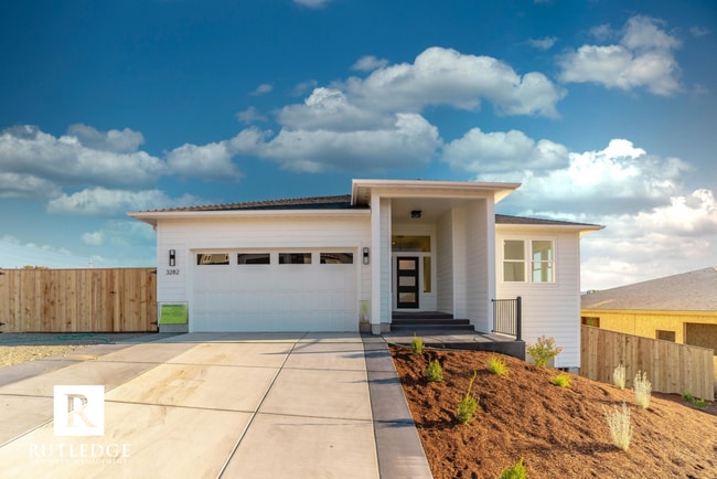 Building Photo - East Medford Cedar Links Living Rental