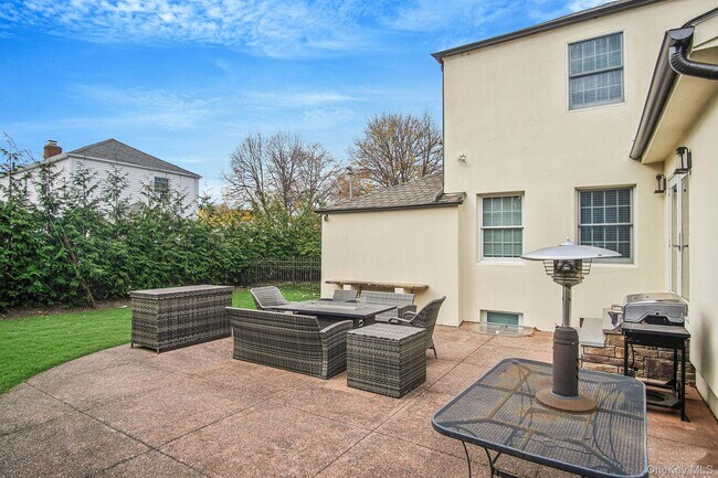 Photo - 150 Meadow St