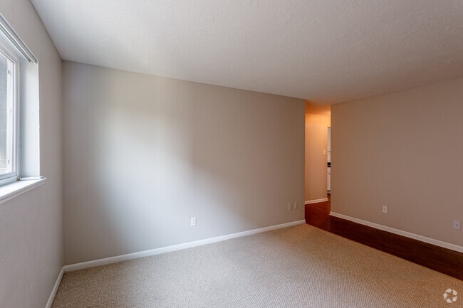 2BR, 1BA - 750 SF