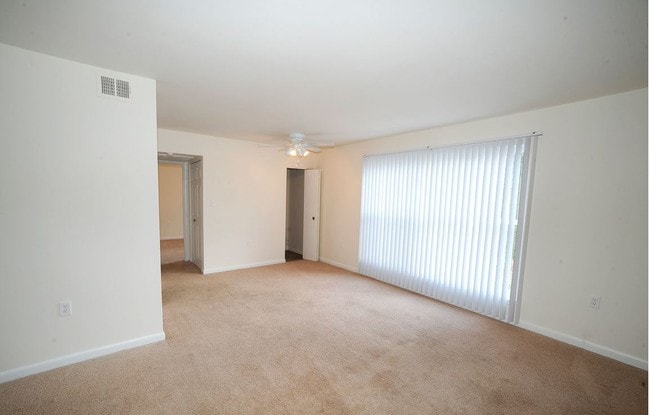 Living Area - Olde Jamestowne Apartments