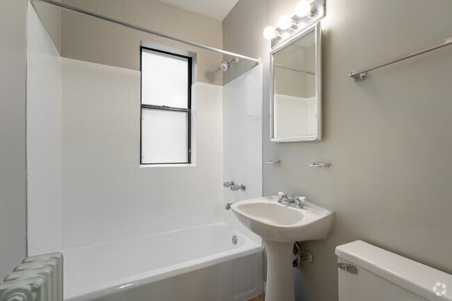 Estudio - 275SF - Woodlawn House Apartments