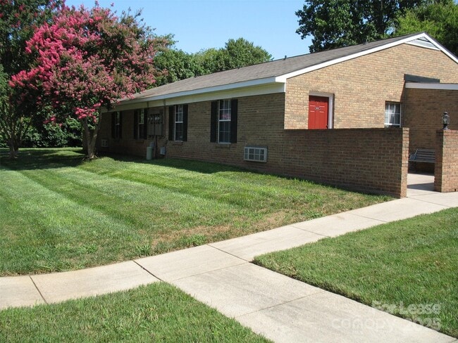 Building Photo - 1300 Lomax Ave Unit D Rental