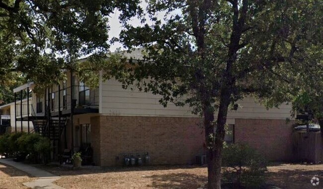 Building Photo - 2411 Pedernales Dr Unit #C Rental