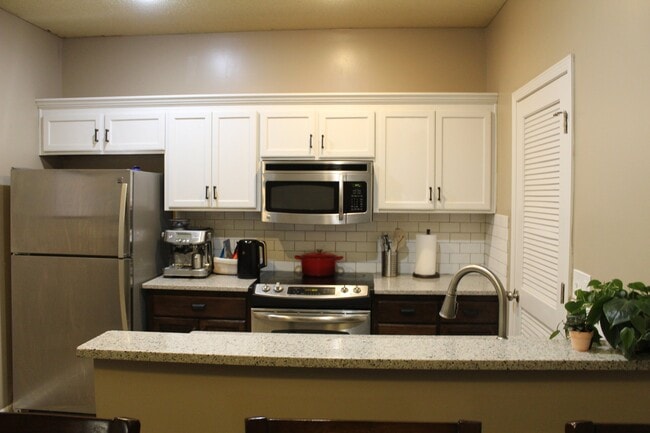 Building Photo - 15953 S Crestview Dr