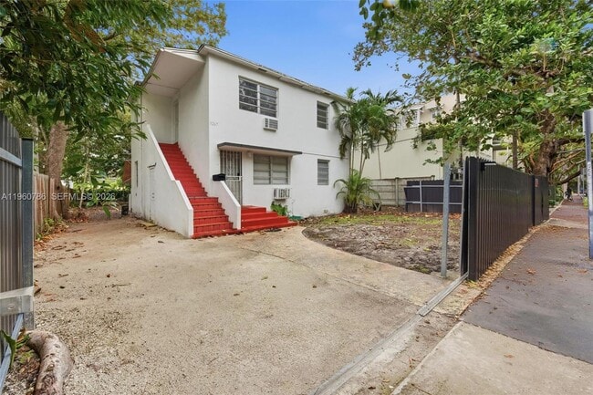 Building Photo - 3265 Franklin Ave Unit Downstairs