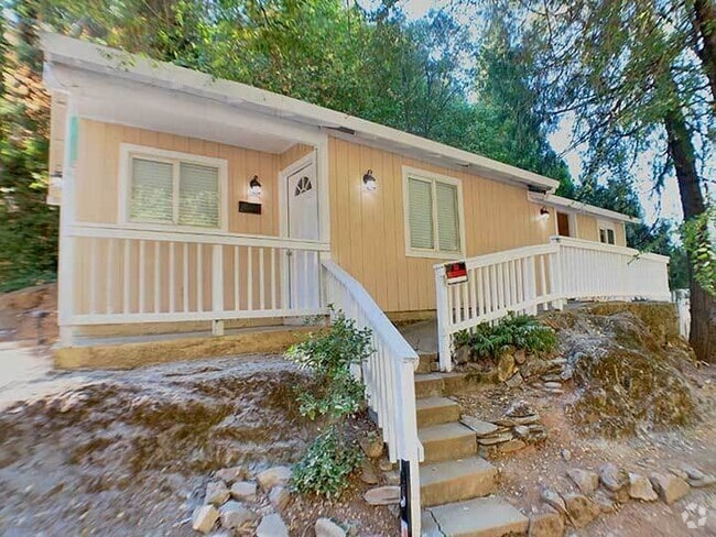 Building Photo - Studio duplex includes water, sewer, and t... Rental