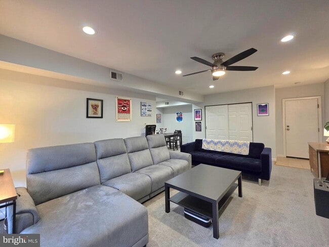 Building Photo - 2700 Dartmouth Rd Unit 5