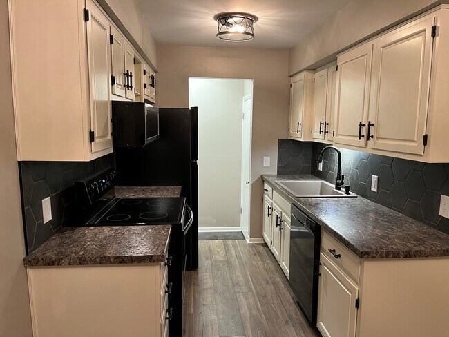 Photo - 770 N Main St