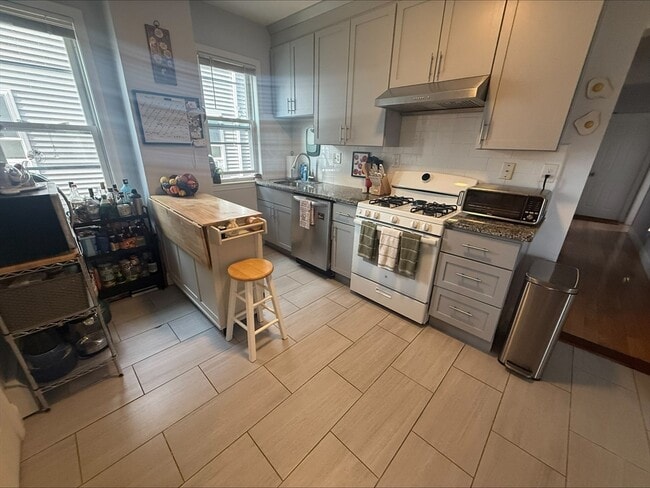 Building Photo - 29 Waverly St Unit 1