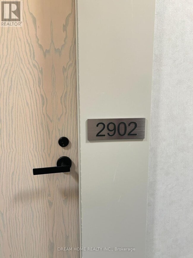 Photo - 28 Interchange Wy Unité 2902