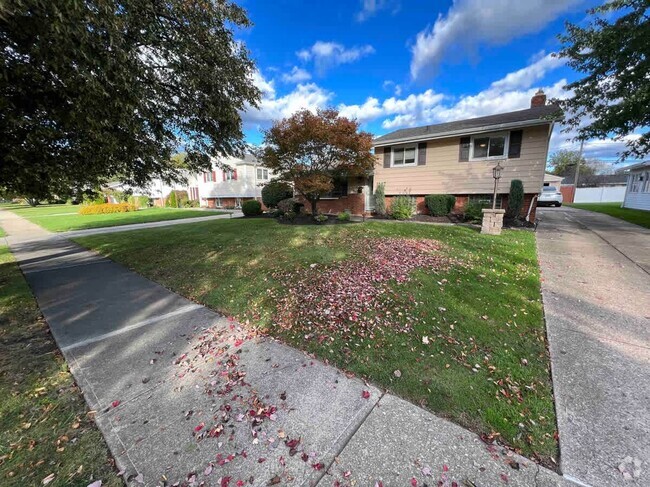 Great walkable neighborhood. Mature trees along sidewalks and safe streets. - 1237 Giesse Dr Rental