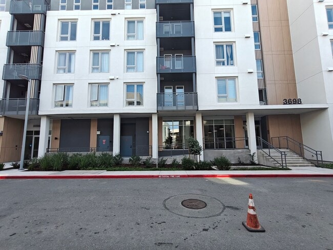 Building Photo - Luxury One-Bedroom Condo for Lease Unit 207