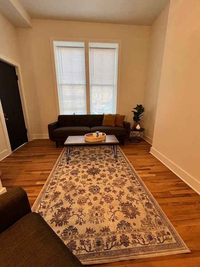 Building Photo - 106 E Broad St Unit Apt 2