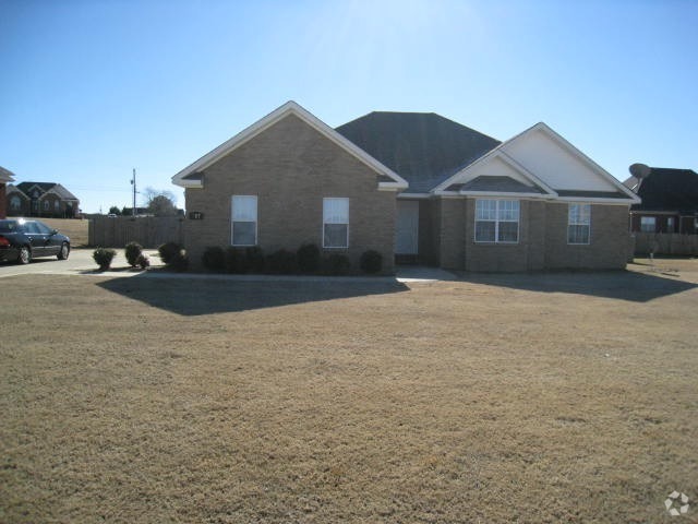 Building Photo - Large fenced back yard with patio Rental