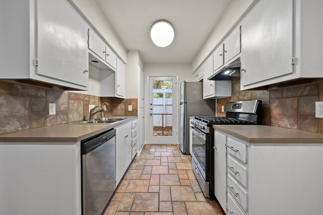 Building Photo - 2210 Quarry Rd Unit B