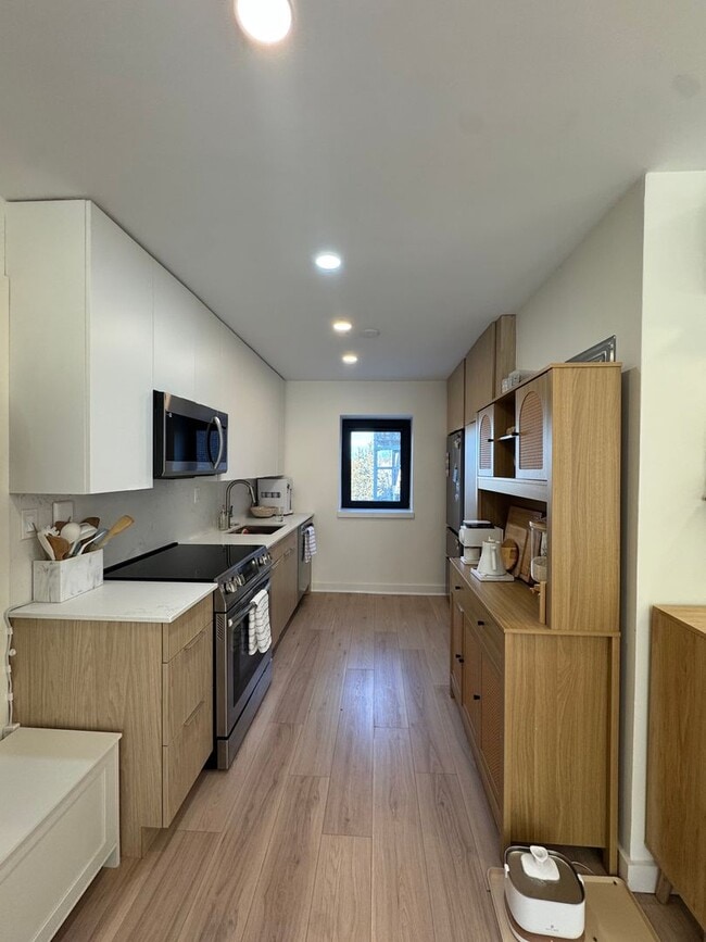 Building Photo - Must see 2 bed in Mission Hill... Don't miss out...