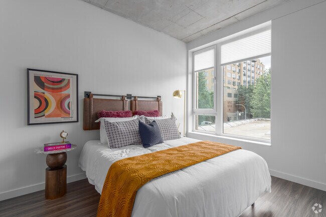 Junior 1BR, 1BA - 586SF - Bedroom