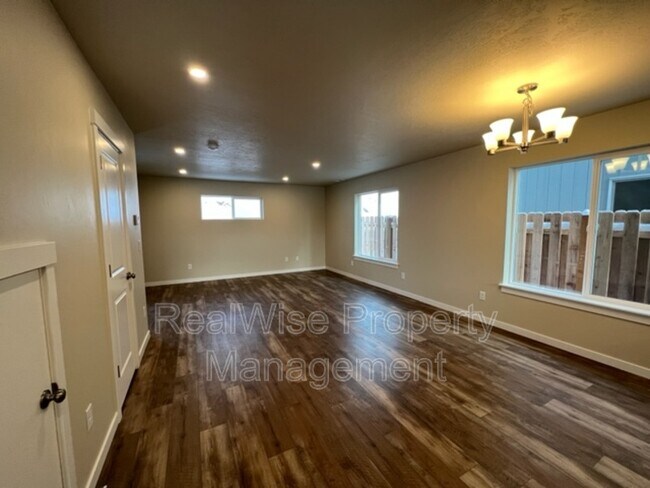 Photo - 661 NE Brookstone Dr