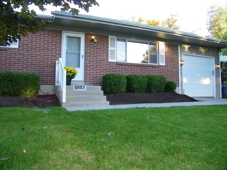 6893 Rhonda Ave