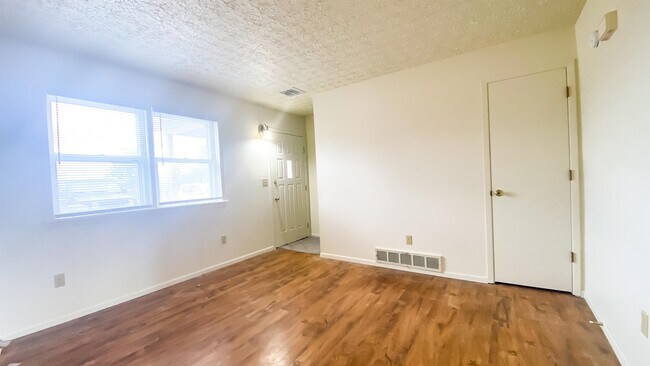 Photo - 305 Country Villa Ln