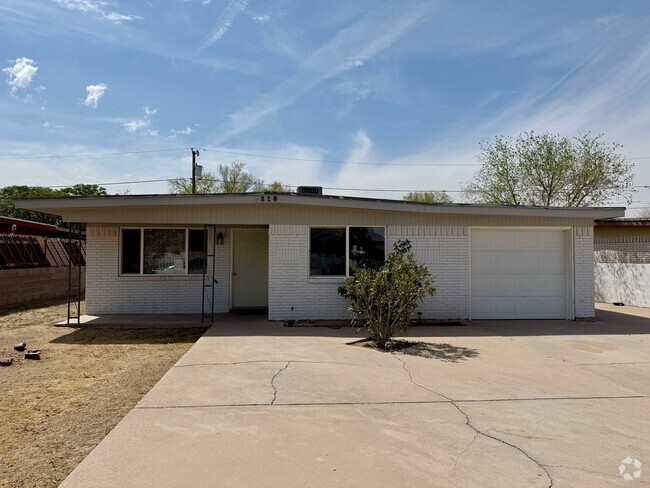Building Photo - Charming 4 Bedroom and 2 Bath with and Enc... Rental