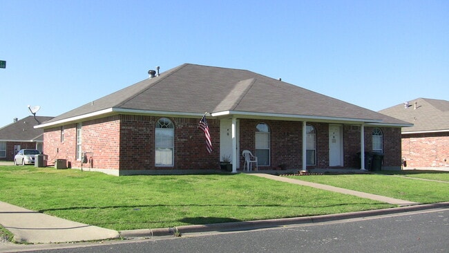Building Photo - 901 Camellia Ct Unit 901 B