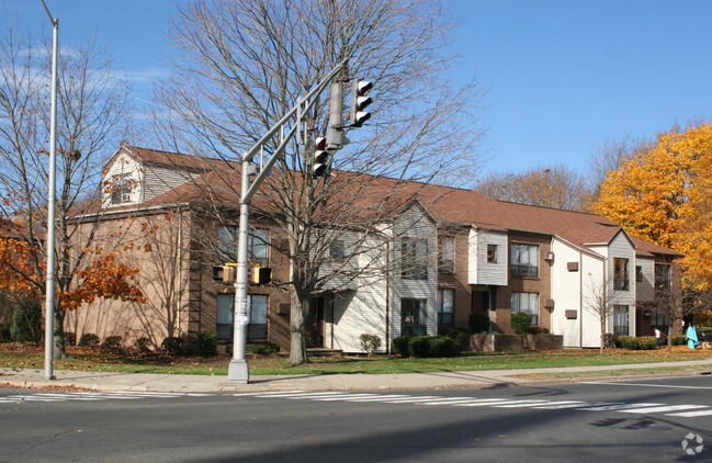 Parkwood Apartments - Parkwood Apartments