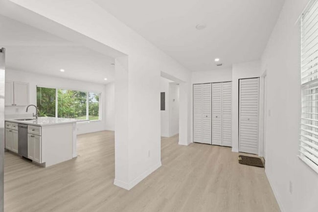 Photo - 121 S Lake Dr