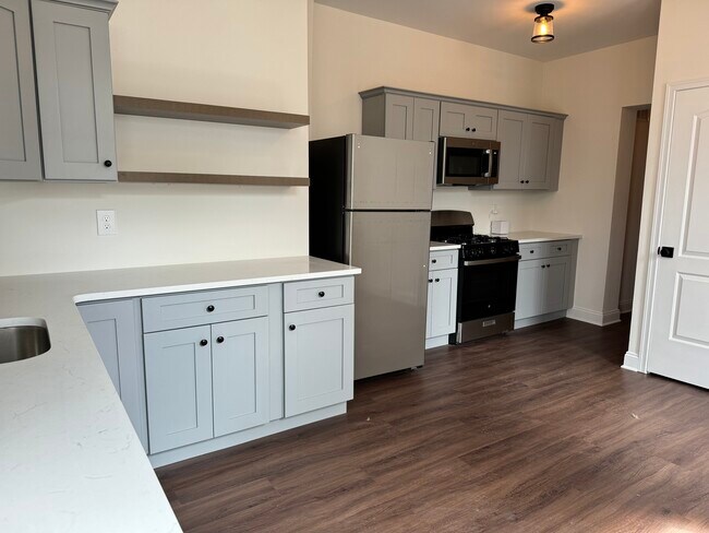 Building Photo - 43 1st Ave Unit 1