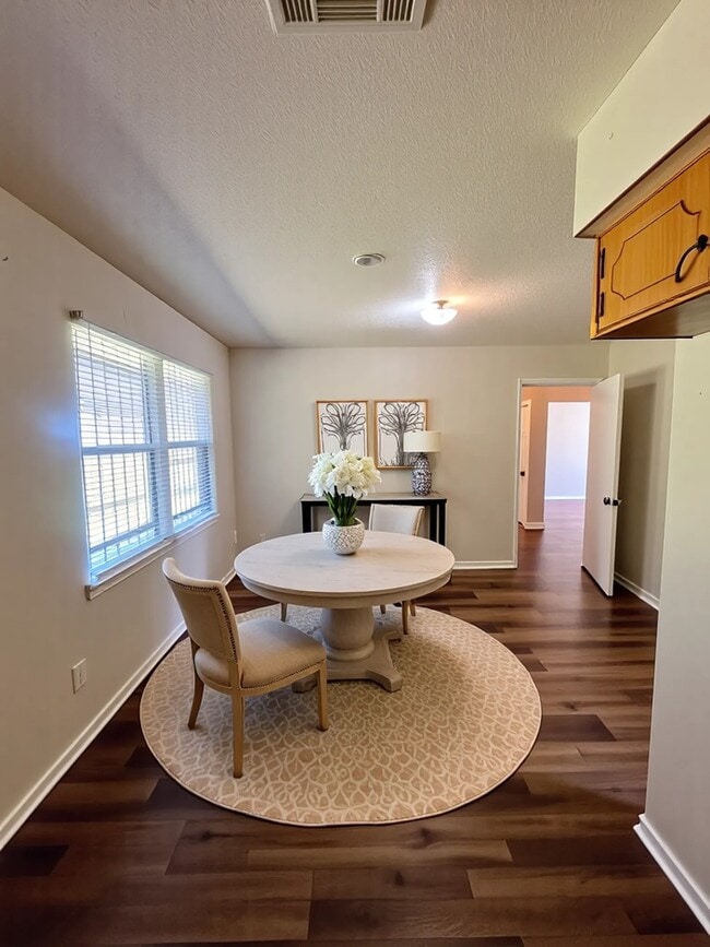 Photo - 6415 Heath St