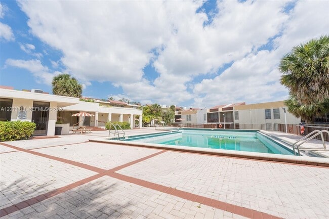 Building Photo - 8870 Fontainebleau Blvd Unit 312