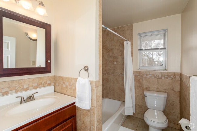 2BR, 1BA - 784SF - Bathroom