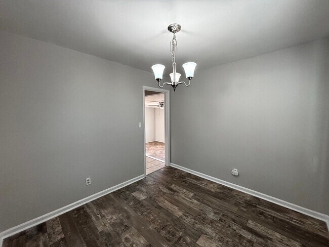 Photo - 557 Waterbury Dr