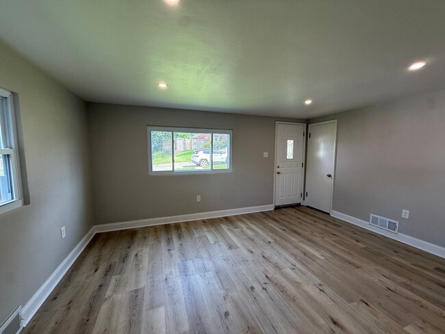 Building Photo - 733 Memory Ln