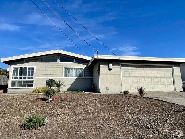 Building Photo - Petaluma: Single Level Home With New Floor...