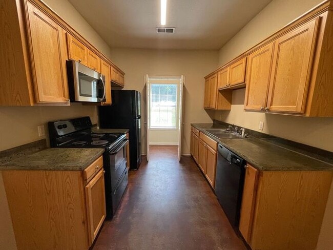 Building Photo - Lovely 3/2 Duplex Home Ready Now! High Cei...