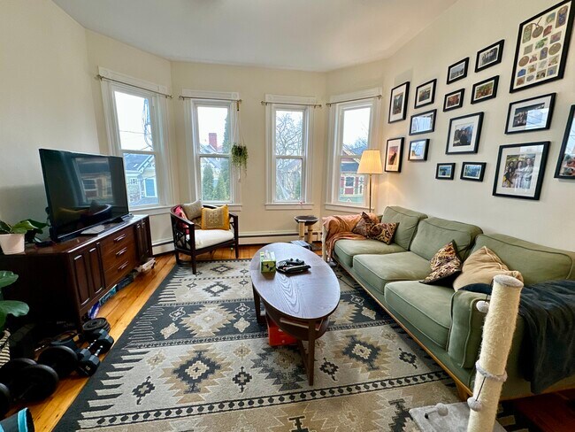 Building Photo - 11 Sheridan St Unit 2