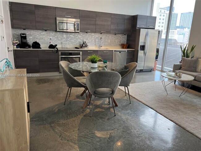 Photo - 151 SE 1st St Unidad 702