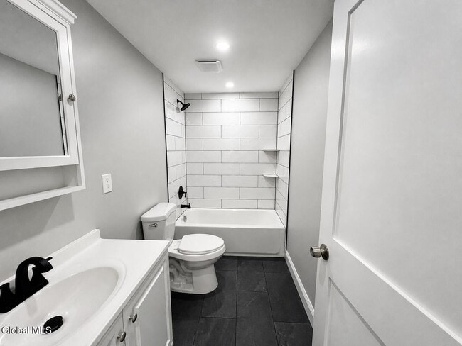 Photo - 62 Glen Ave Unidad 1 First Floor