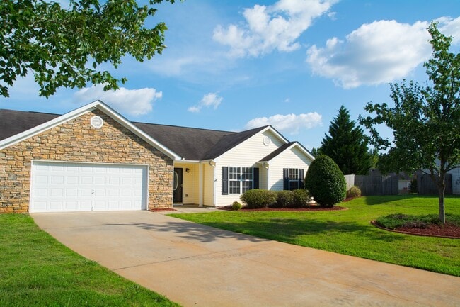 Photo - Exceptional 3BR / 2BA Ranch with Expansive Back Yard & Privacy Fence!