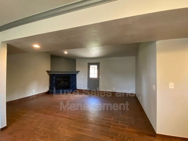 Photo - 910 Oak Hill Rd