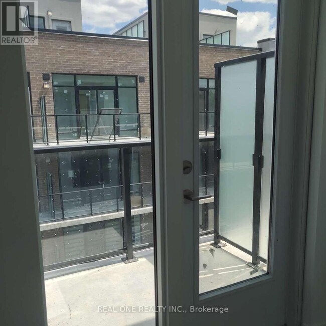 Photo - 851 Sheppard Ave W