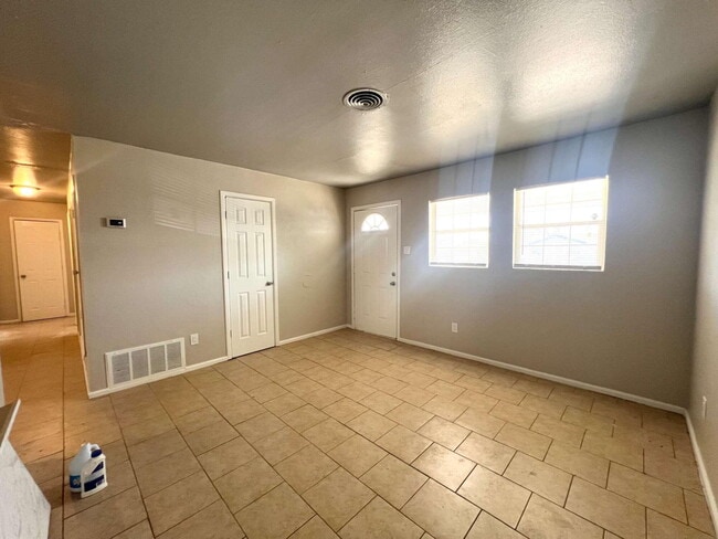 Photo - 1711 E 1st St