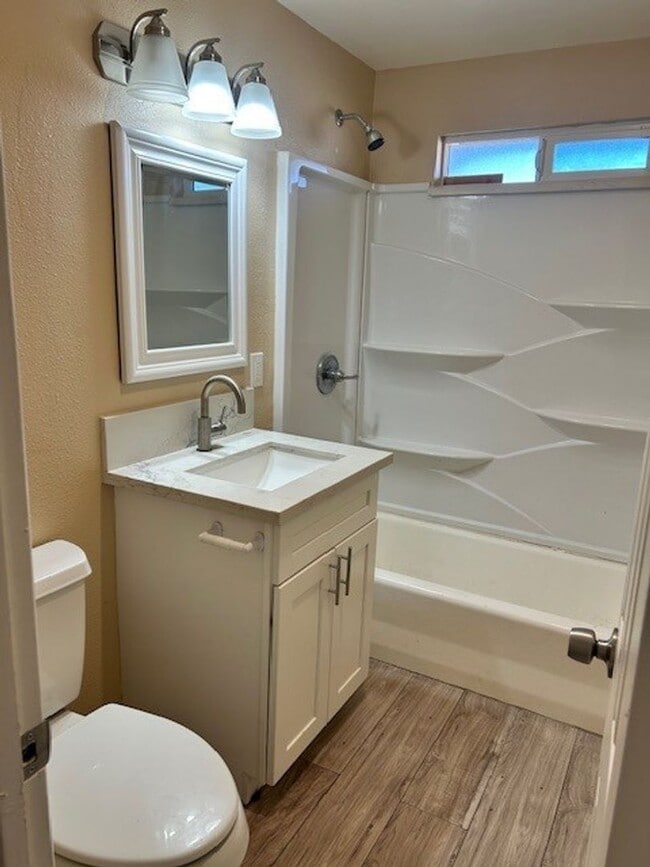 Photo - 319 E Nugent St