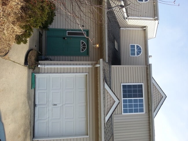 Building Photo - 3 Bedroom 2.5 bath w/1 car garage - Countr...