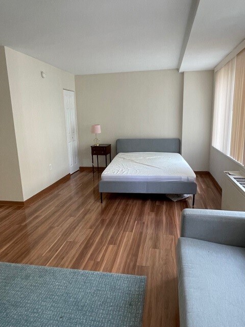 Área de cama con muebles - 922 24th St NW Unidad 502