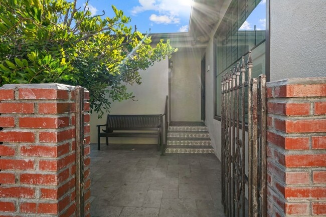 Photo - 513 E Hillsdale St