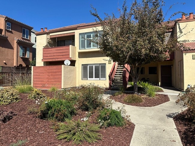 Building Photo - Updated 2-bed, 2-bath condo in Fremont’s N...