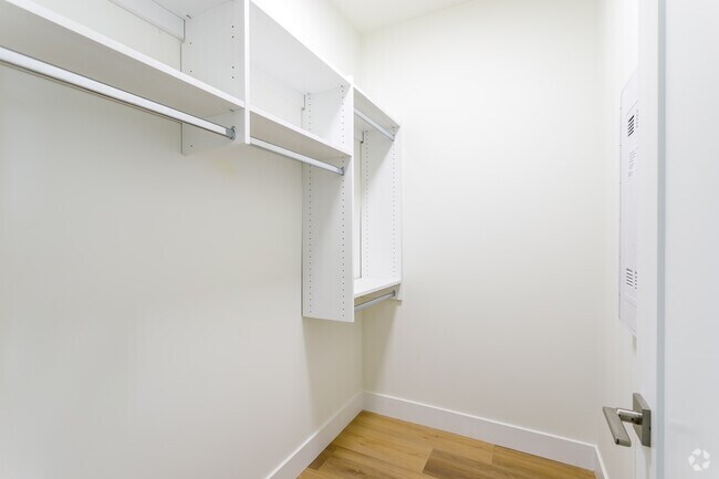 1BR, 1BA - 650SF - Closet
